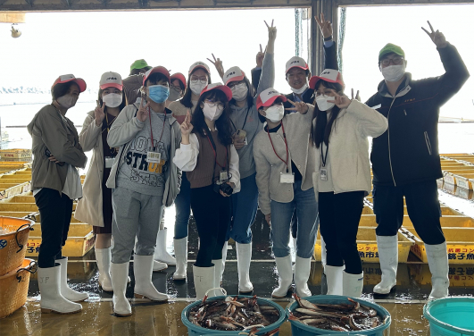 Visit to the the Choshi port. Earlier, Mr Shirai, General Manager of Mitsubishi Corporation Choshi Branch (back row, 2nd from the right), gave a lecture on the offshore wind power project and regional revitalization project. Students learnt the importance of cooperation between businesses and local community.